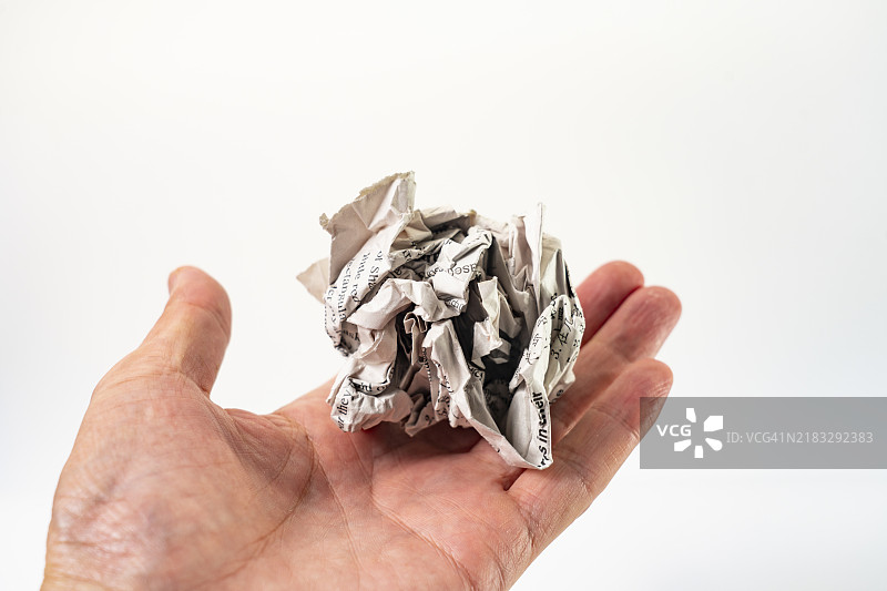 皱巴巴的报纸球放在白色背景上图片素材