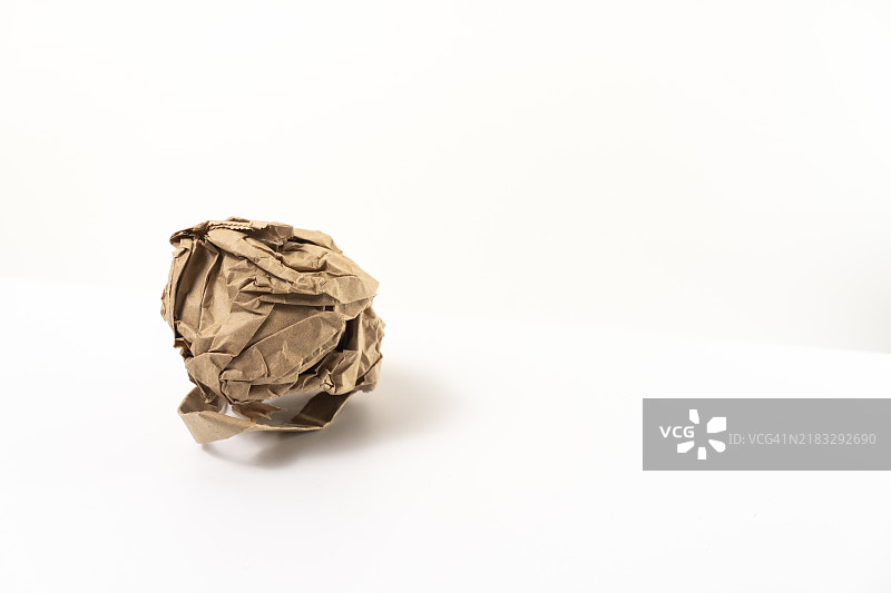 一堆皱巴巴的可重复使用牛皮纸在白色背景上图片素材