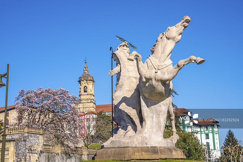 吉普斯夸省的Fuenterrabia或Hondarribia市。巴斯克地区。从入口处看到的一座雕塑。图片素材