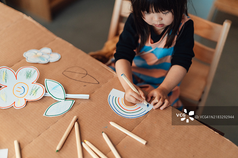 小女孩用纸制作彩虹图片素材