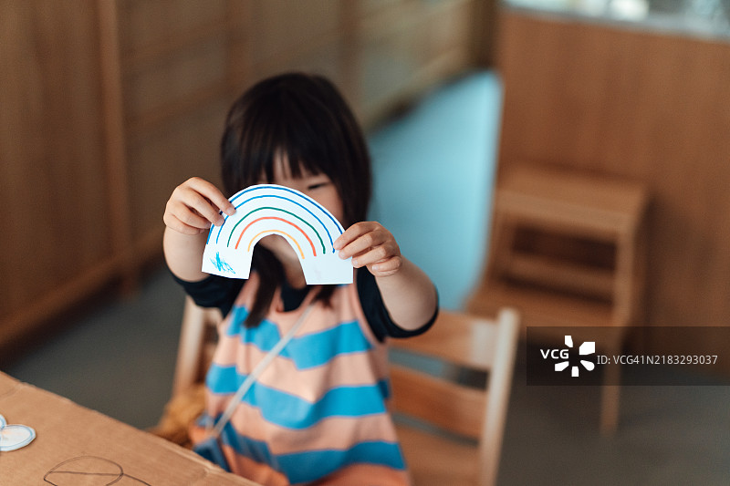 小女孩用纸制作彩虹图片素材