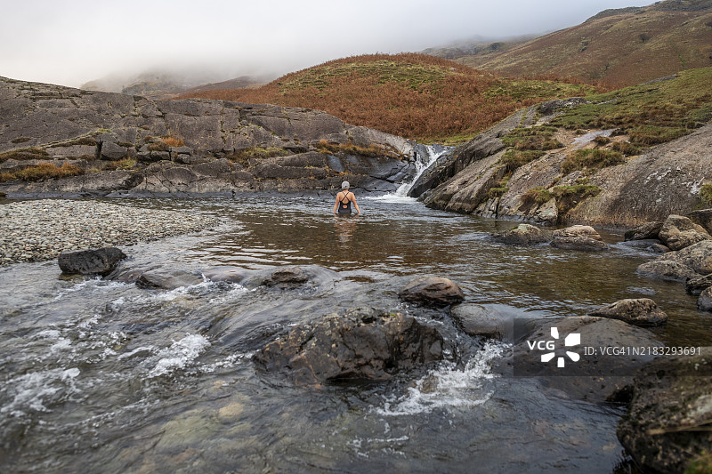 野外游泳图片素材