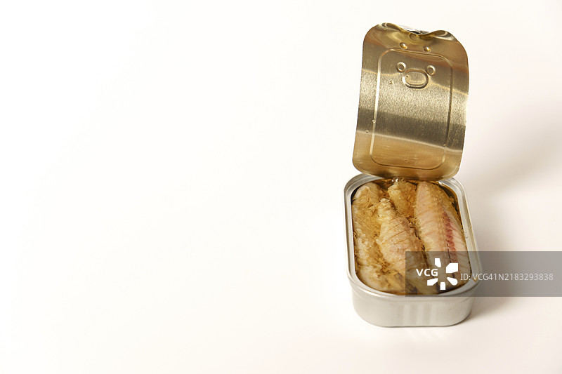 白色背景上孤立的打开的油浸鲭鱼罐头特写，留有空白空间图片素材