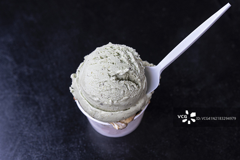 从上方俯视的开心果冰淇淋细节图图片素材