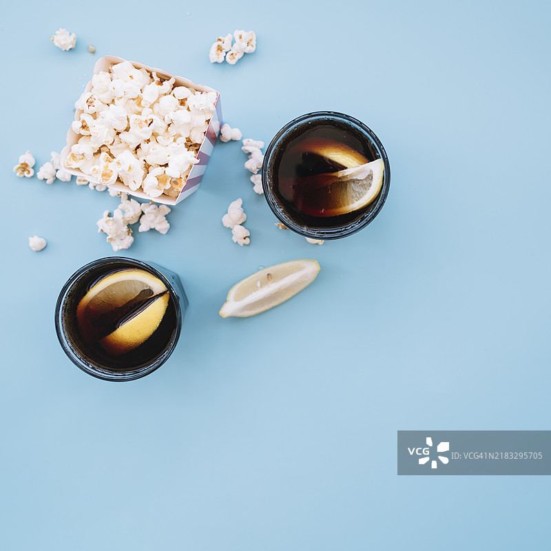 电影院的爆米花盒和软饮料图片素材