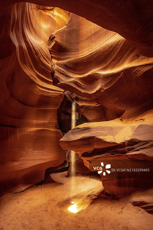 在亚利桑那州佩吉镇的上羚羊峡谷，一道小小的白光从上方射入。图片素材