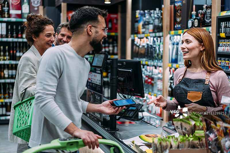男子在超市使用手机进行支付图片素材