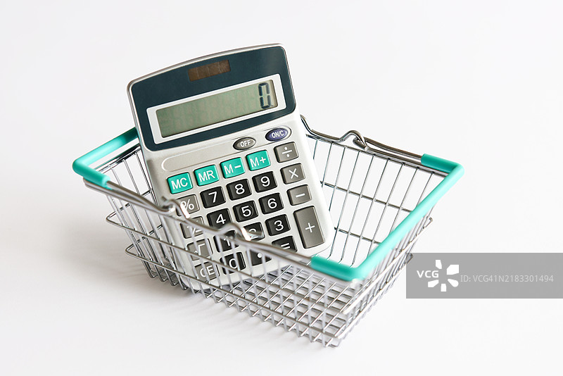 超市购物篮与计算器。图片素材
