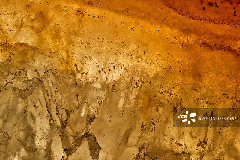 抽象的黄色水晶背景大理石图案，展现自然纹理。图片素材