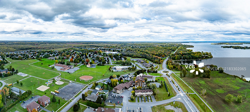 安大略省南斯托蒙特的朗索镇和公园大道的鸟瞰图图片素材