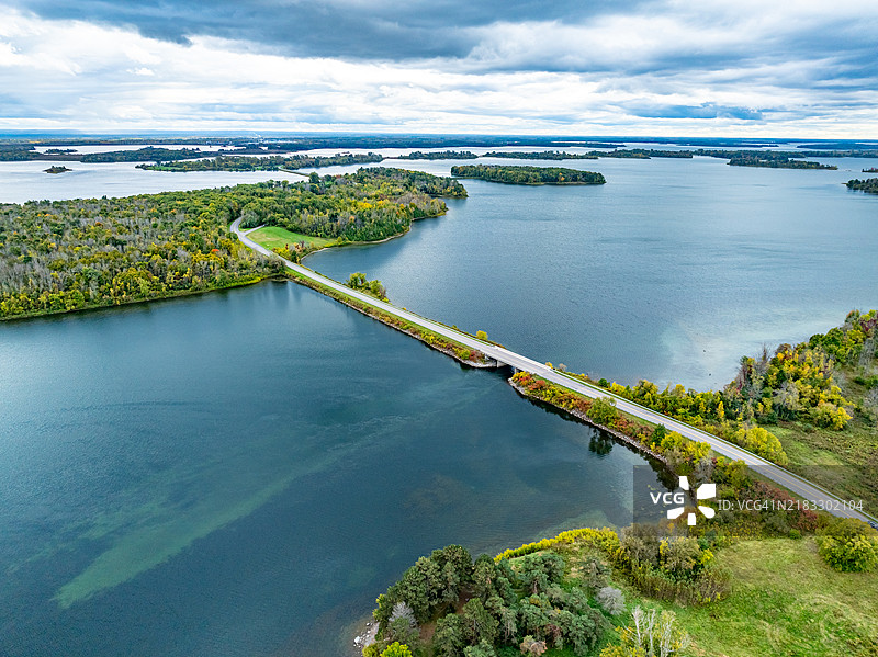 安大略省南斯托蒙特的朗索镇和公园大道的鸟瞰图图片素材