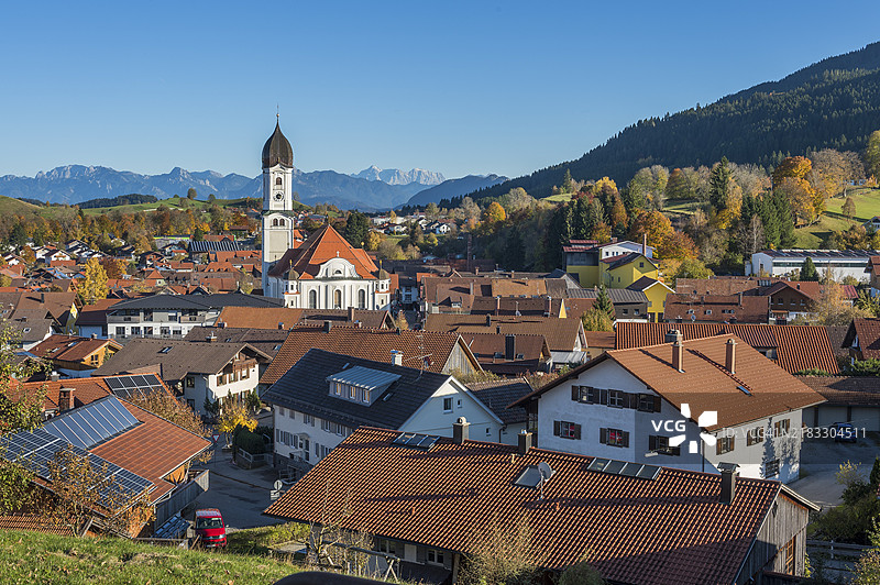 德国巴伐利亚州的内塞尔旺，中央是圣安德烈天主教堂，背景是楚格峰山脉。图片素材