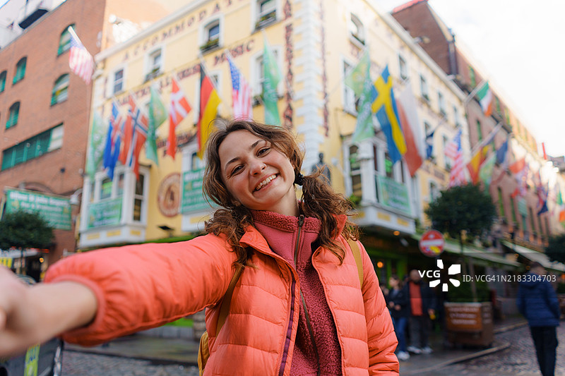 都柏林老城中一位快乐女性的自拍照图片素材
