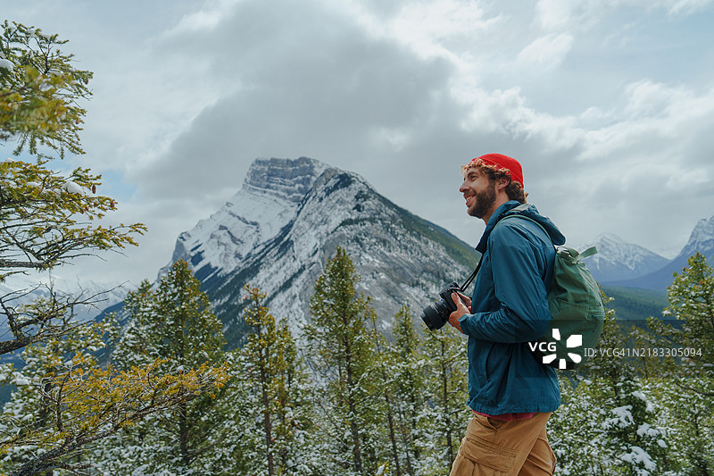 冬季山中拍照的男子图片素材