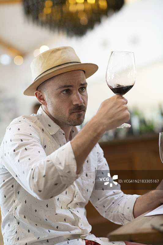 男子在品酒时图片素材