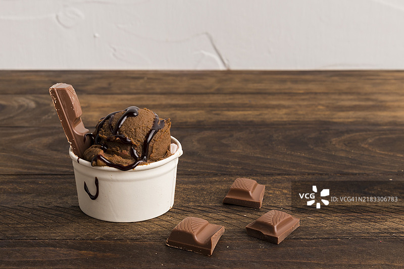 糖浆装饰的咖啡冰淇淋切片巧克力。美丽的照片图片素材