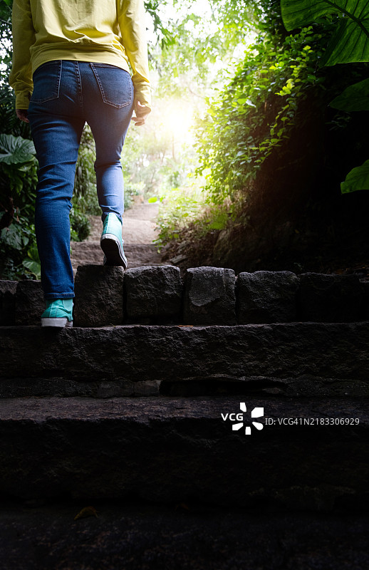 女人在山上攀爬楼梯图片素材