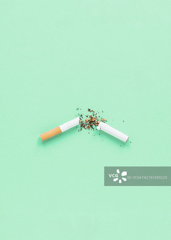 从上方看破碎的香烟图片素材