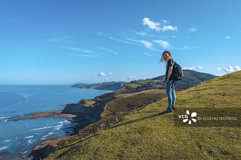 西班牙吉普斯夸省德巴，2020年1月26日：一位快乐的年轻女性在萨科内塔地质公园观景台上。图片素材