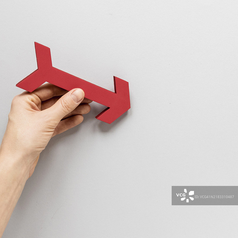 平铺图案，手握红色箭头，白色背景图片素材