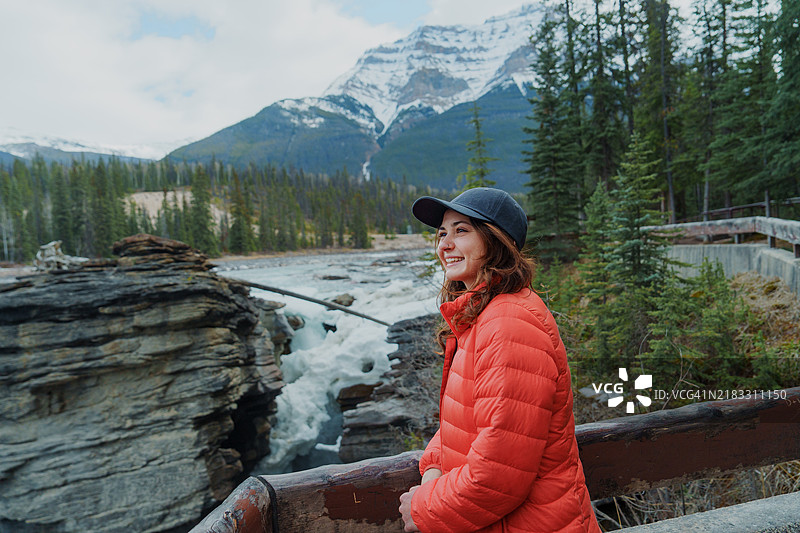 春天的加拿大落基山脉，一位女性在观赏博河图片素材