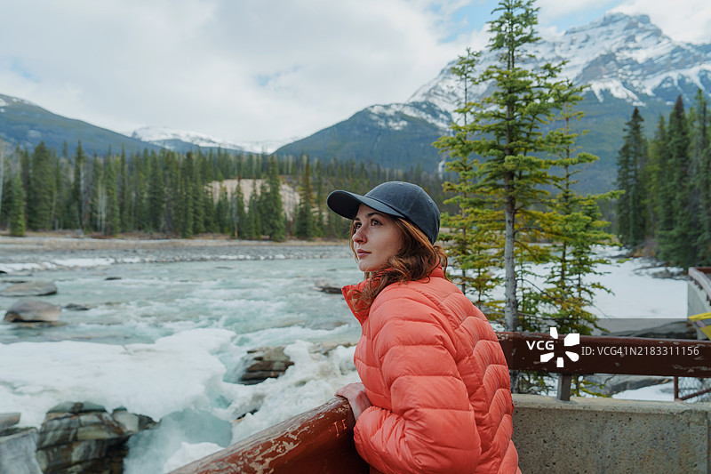 春季加拿大落基山脉中，女人凝视博河图片素材