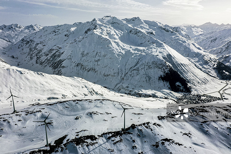 欧洲安德马特滑雪度假村和环绕的城堡，瑞士风力涡轮机图片素材