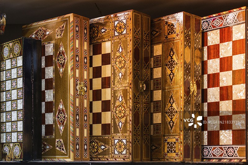 智力游戏 - 国际象棋。木制棋子在棋盘上。图片素材