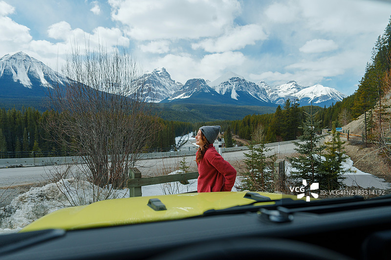 女人在公路旅行中欣赏冬季的加拿大落基山脉图片素材