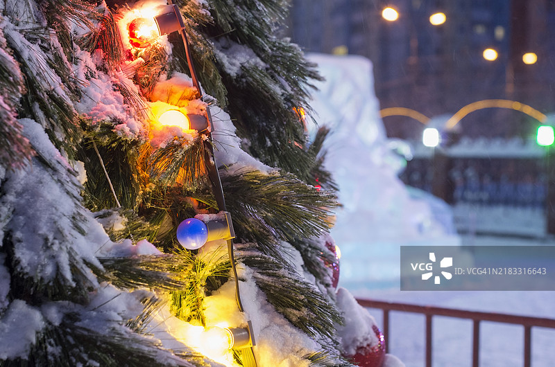 发光的圣诞树花环图片素材