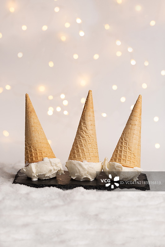 冰淇淋球在蛋筒里，倒置，冰淇淋雪人，圣诞节，新年图片素材