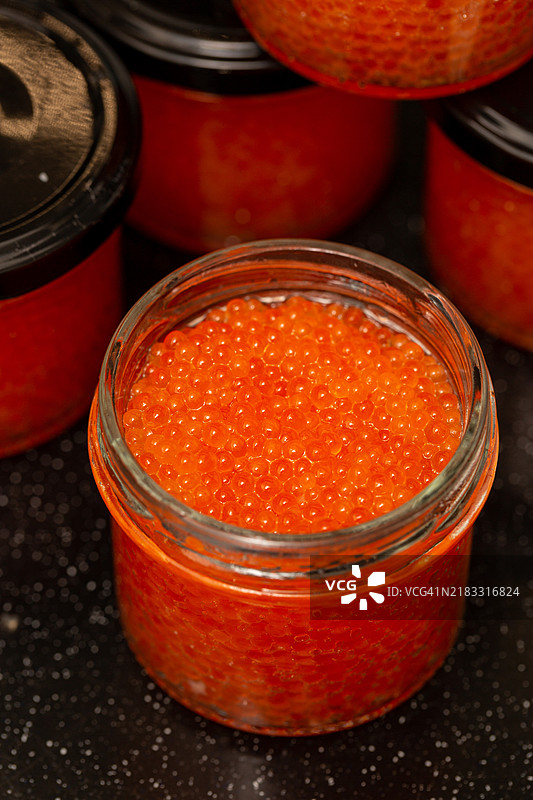 红鱼子酱罐，家里新鲜腌制的鱼子酱图片素材