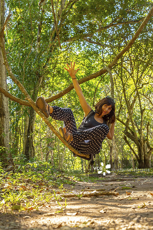 一位年轻女性在洪都拉斯的科潘遗址享受寺庙之美。图片素材