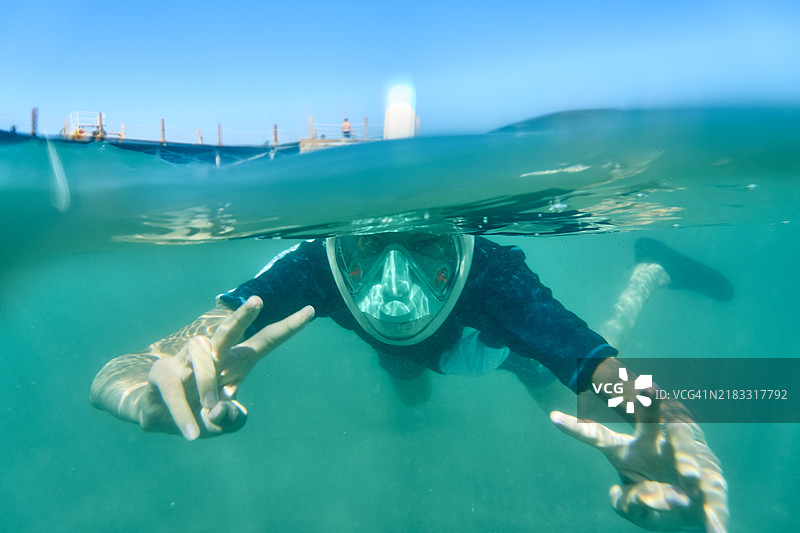 男人在海里游泳图片素材