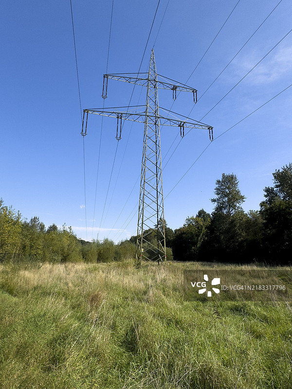 高架电力线 高架电力线塔 高压塔 用于悬挂电力高架线的电力塔 电力供应通过德国欧洲的林间小道引入图片素材