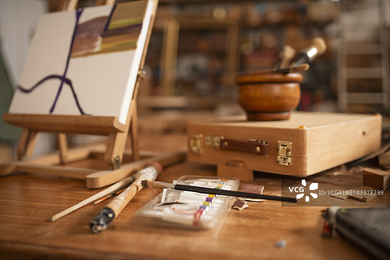 工作坊中的绘画材料图片素材