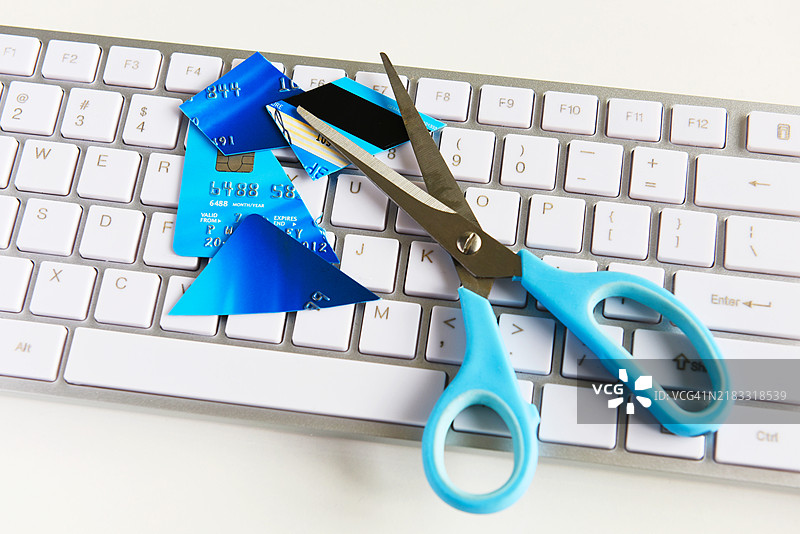 在键盘上剪断信用卡图片素材