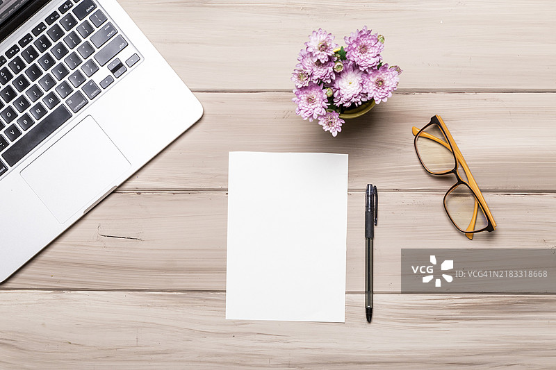 空白纸张、钢笔、笔记本、眼镜、花朵、桌子图片素材