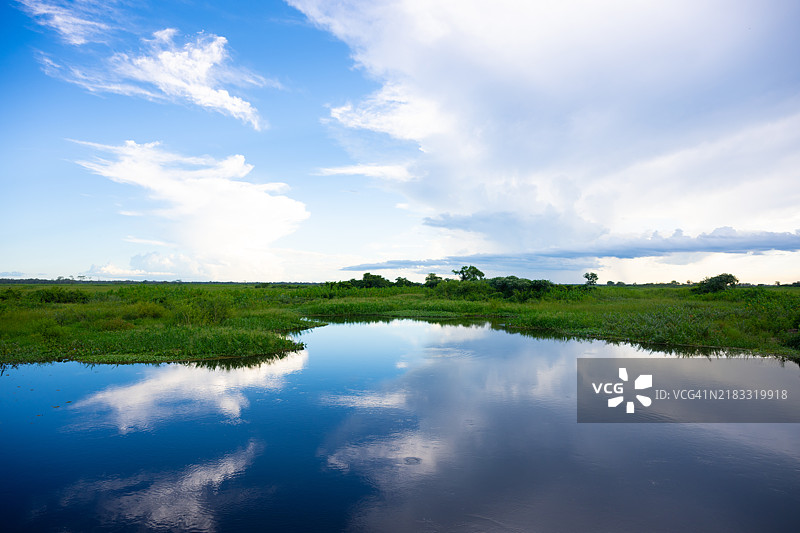 巴西潘塔纳尔，圣卡塔琳娜州，湖泊与天空的美丽景色图片素材