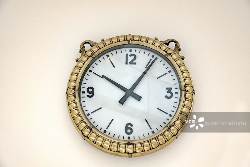 复古风格的墙钟，带有粗体数字图片素材