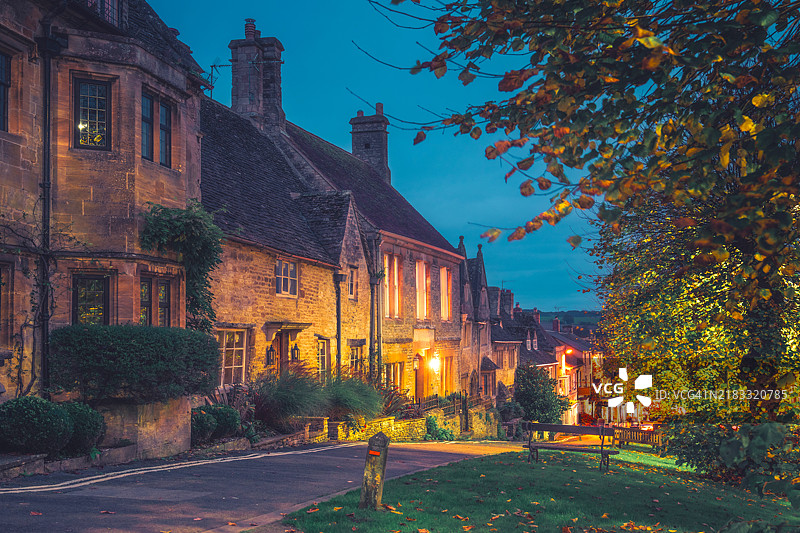 科茨沃尔德地区的历史村庄伯福德图片素材