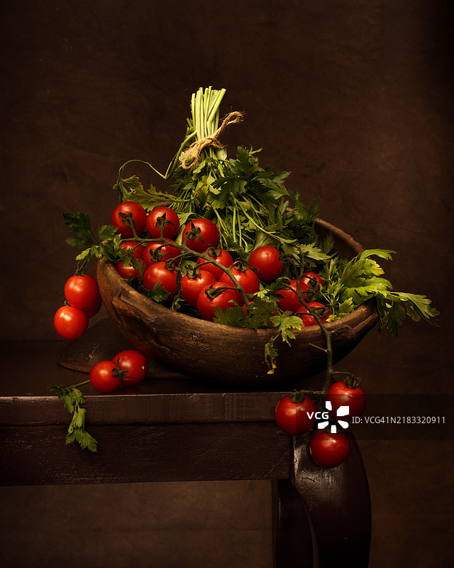 桌子上篮子里的番茄特写图片素材