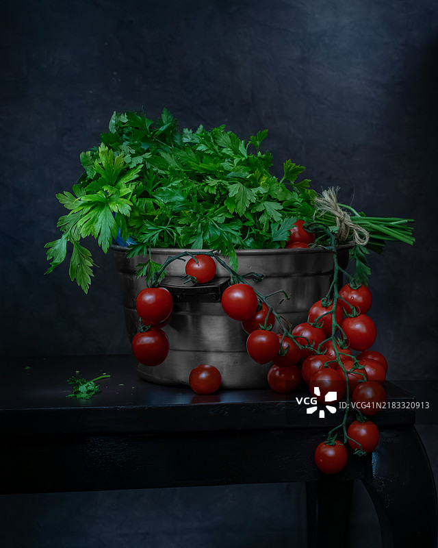 桌子上的番茄特写图片素材