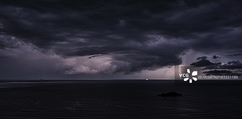 海面与暴风云的风景画图片素材