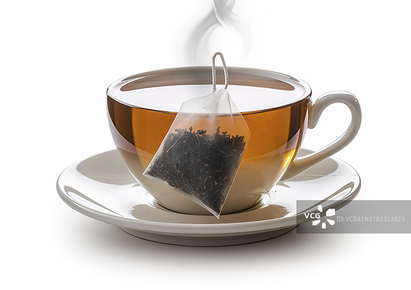 白色背景上的茶杯和茶包图片素材