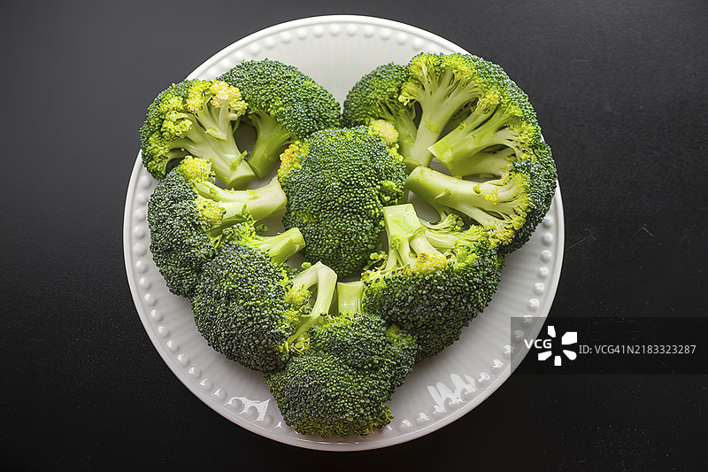 新鲜绿色的西兰花放在盘子里图片素材