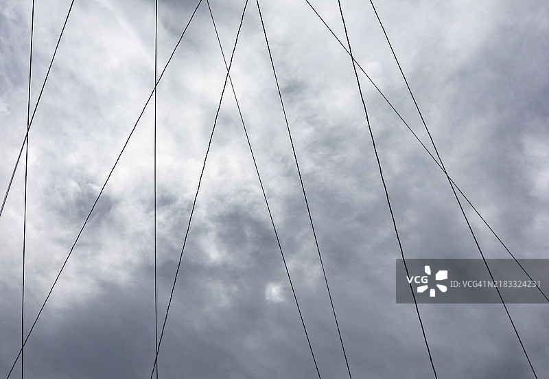 细长的电线与天空相映图片素材