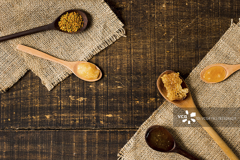 带有蜂巢的勺子图片素材