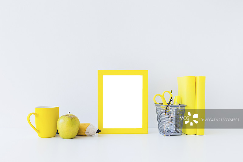 黄色文具配件在白色工作场所的学习图片素材