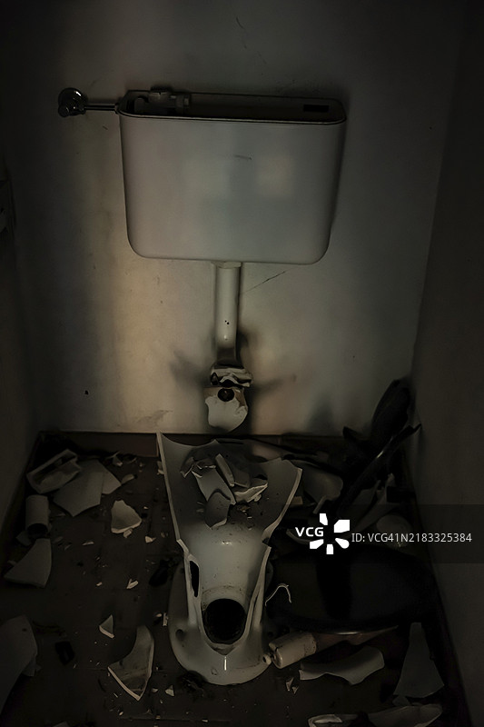 瑞士房屋内废弃的破损马桶图片素材